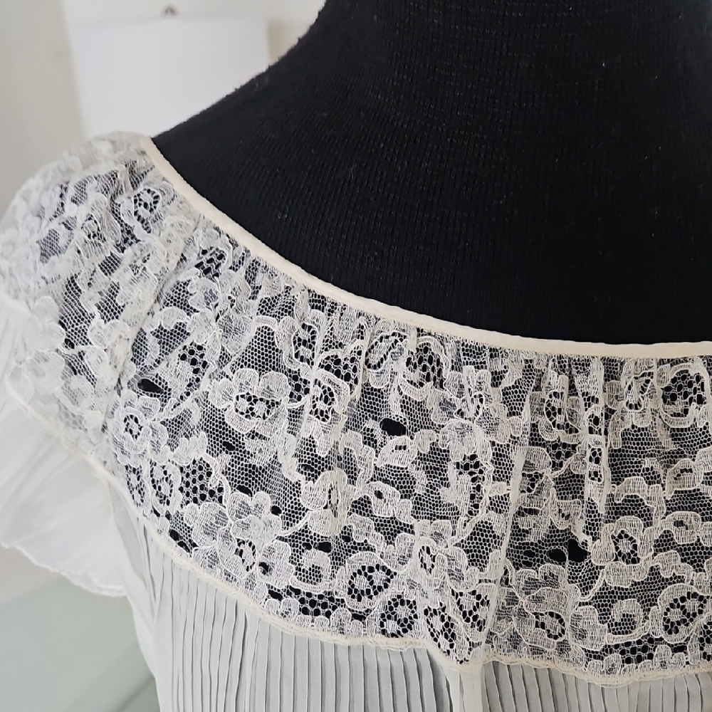 Elegant White Lace Night Gown - Picture 5 of 13